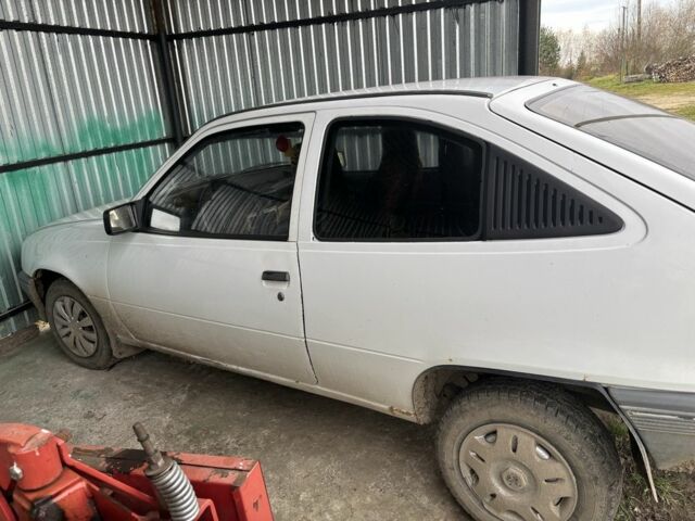 Белый Опель Кадет, объемом двигателя 1.3 л и пробегом 100 тыс. км за 1500 $, фото 6 на Automoto.ua