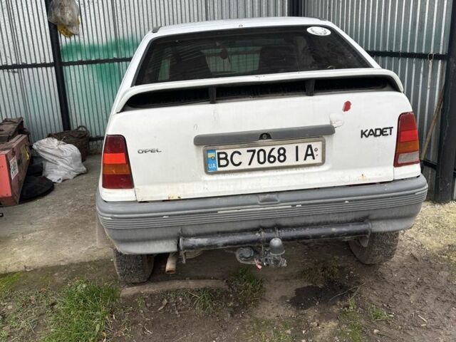 Белый Опель Кадет, объемом двигателя 1.3 л и пробегом 100 тыс. км за 1500 $, фото 7 на Automoto.ua