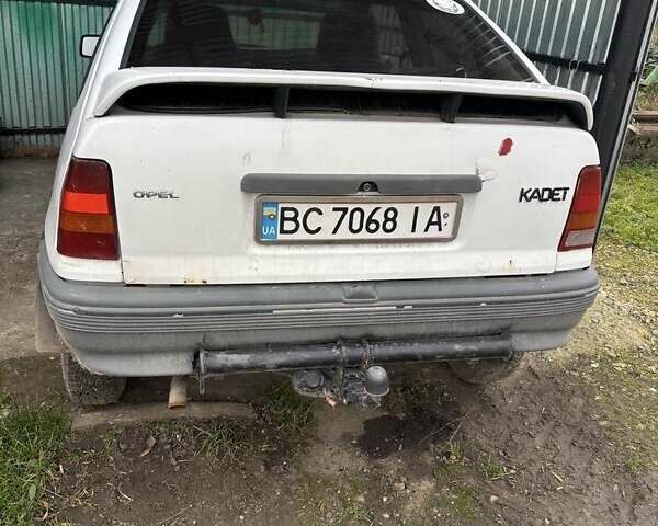 Белый Опель Кадет, объемом двигателя 1.3 л и пробегом 100 тыс. км за 1500 $, фото 3 на Automoto.ua