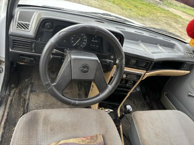 Белый Опель Кадет, объемом двигателя 1.3 л и пробегом 100 тыс. км за 1500 $, фото 2 на Automoto.ua