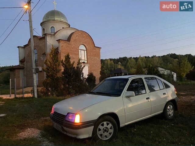 Белый Опель Кадет, объемом двигателя 1.3 л и пробегом 300 тыс. км за 800 $, фото 2 на Automoto.ua