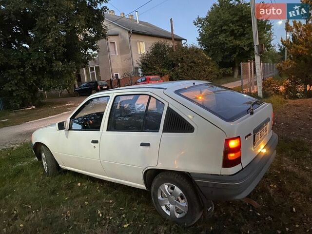 Белый Опель Кадет, объемом двигателя 1.3 л и пробегом 140 тыс. км за 851 $, фото 2 на Automoto.ua