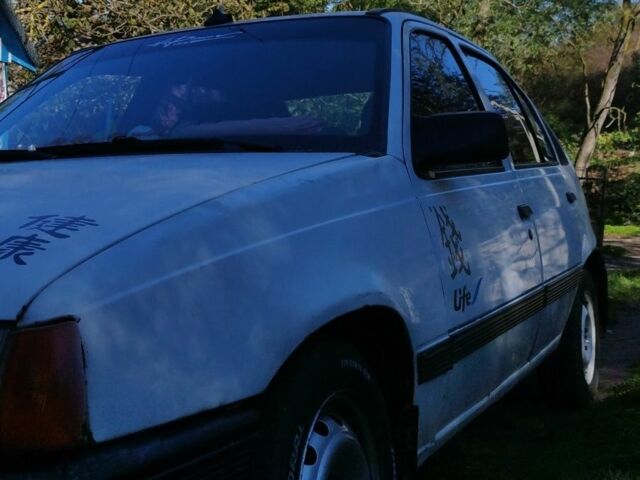 Белый Опель Кадет, объемом двигателя 1 л и пробегом 100 тыс. км за 900 $, фото 3 на Automoto.ua