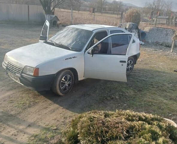 Белый Опель Кадет, объемом двигателя 1.3 л и пробегом 100 тыс. км за 1100 $, фото 4 на Automoto.ua