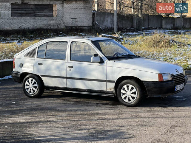 Белый Опель Кадет, объемом двигателя 1.3 л и пробегом 10 тыс. км за 850 $, фото 2 на Automoto.ua