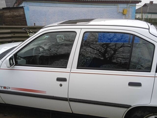 Белый Опель Кадет, объемом двигателя 1.3 л и пробегом 70 тыс. км за 642 $, фото 4 на Automoto.ua