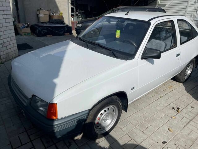 Белый Опель Кадет, объемом двигателя 1.7 л и пробегом 270 тыс. км за 1900 $, фото 2 на Automoto.ua