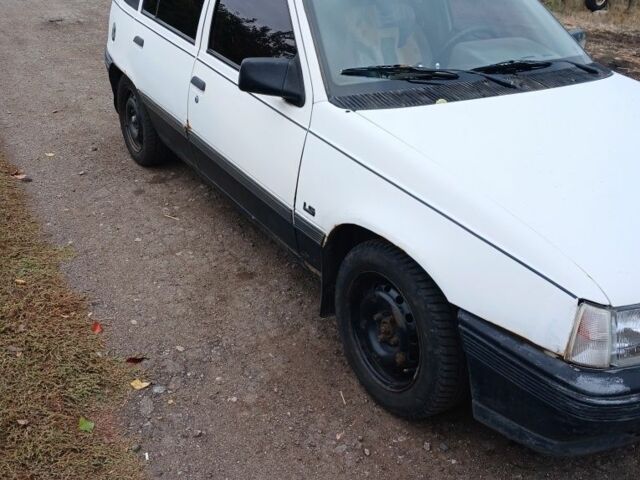 Белый Опель Кадет, объемом двигателя 1.6 л и пробегом 200 тыс. км за 1200 $, фото 1 на Automoto.ua