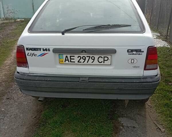 Белый Опель Кадет, объемом двигателя 1.4 л и пробегом 48 тыс. км за 1500 $, фото 4 на Automoto.ua