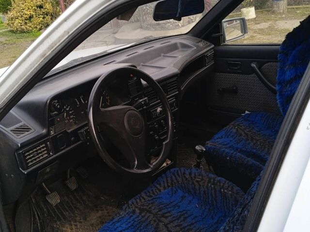 Белый Опель Кадет, объемом двигателя 1.4 л и пробегом 300 тыс. км за 800 $, фото 2 на Automoto.ua