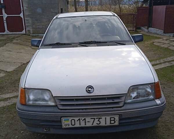 Белый Опель Кадет, объемом двигателя 1.4 л и пробегом 300 тыс. км за 800 $, фото 3 на Automoto.ua