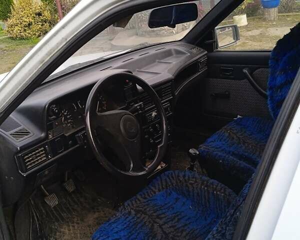 Белый Опель Кадет, объемом двигателя 1.4 л и пробегом 300 тыс. км за 800 $, фото 1 на Automoto.ua