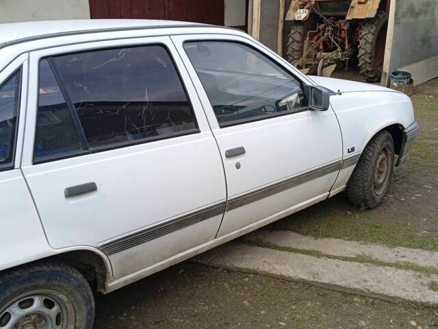 Белый Опель Кадет, объемом двигателя 1.4 л и пробегом 300 тыс. км за 800 $, фото 3 на Automoto.ua