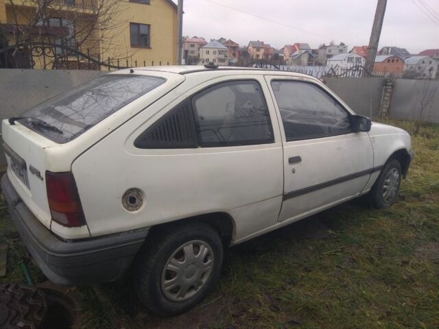 Белый Опель Кадет, объемом двигателя 1.3 л и пробегом 400 тыс. км за 592 $, фото 1 на Automoto.ua