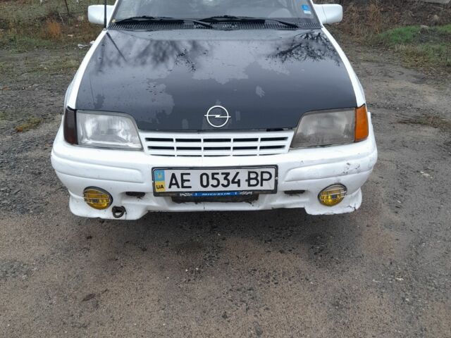 Белый Опель Кадет, объемом двигателя 1 л и пробегом 100 тыс. км за 1200 $, фото 4 на Automoto.ua