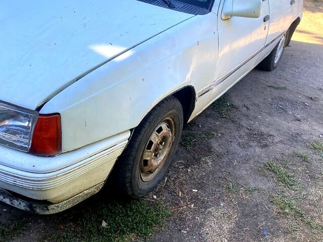 Белый Опель Кадет, объемом двигателя 1.3 л и пробегом 300 тыс. км за 250 $, фото 1 на Automoto.ua