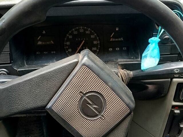 Белый Опель Кадет, объемом двигателя 1.7 л и пробегом 155 тыс. км за 700 $, фото 3 на Automoto.ua