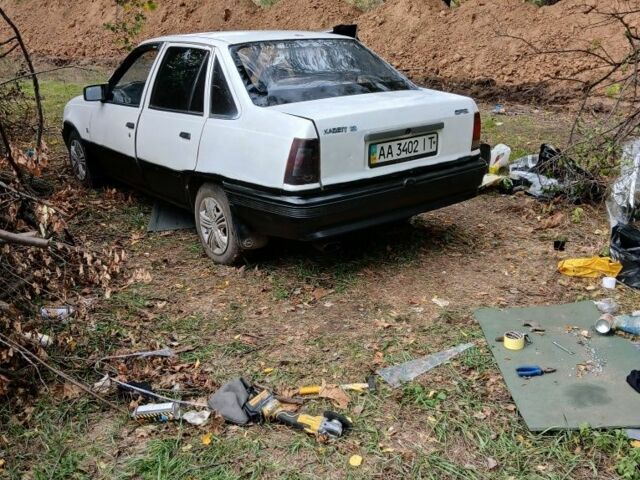 Белый Опель Кадет, объемом двигателя 1.3 л и пробегом 24 тыс. км за 668 $, фото 1 на Automoto.ua