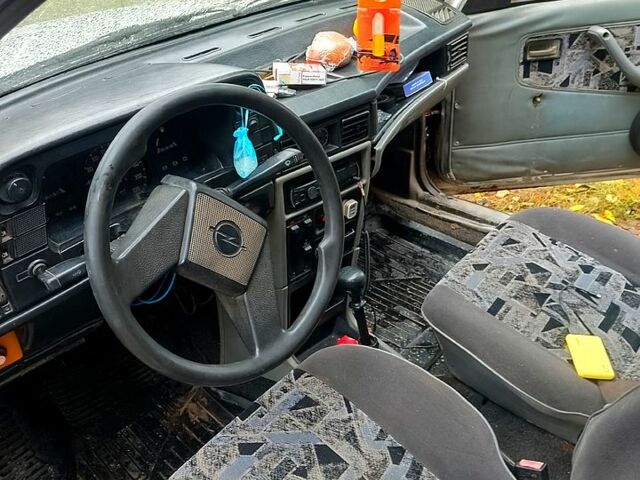 Белый Опель Кадет, объемом двигателя 1.7 л и пробегом 155 тыс. км за 700 $, фото 2 на Automoto.ua