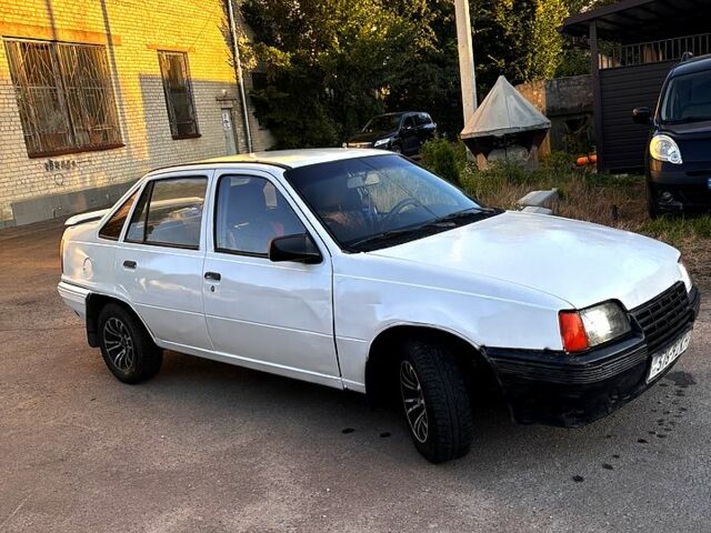 Белый Опель Кадет, объемом двигателя 1.6 л и пробегом 0 тыс. км за 520 $, фото 4 на Automoto.ua