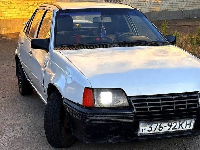 Белый Опель Кадет, объемом двигателя 1.6 л и пробегом 0 тыс. км за 520 $, фото 3 на Automoto.ua
