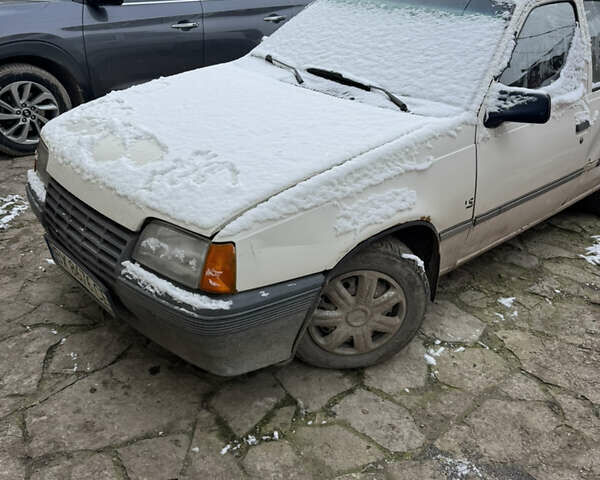 Белый Опель Кадет, объемом двигателя 1.3 л и пробегом 323 тыс. км за 650 $, фото 1 на Automoto.ua