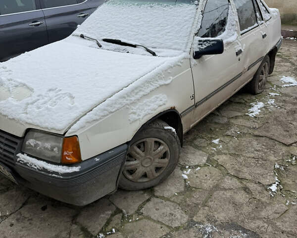 Белый Опель Кадет, объемом двигателя 1.3 л и пробегом 323 тыс. км за 650 $, фото 3 на Automoto.ua