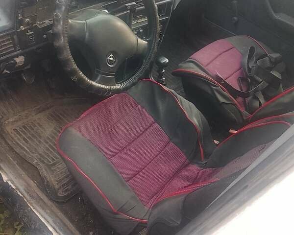 Белый Опель Кадет, объемом двигателя 1.6 л и пробегом 97 тыс. км за 600 $, фото 5 на Automoto.ua