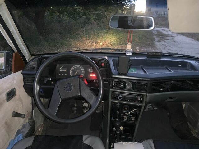 Белый Опель Кадет, объемом двигателя 1.3 л и пробегом 200 тыс. км за 523 $, фото 10 на Automoto.ua