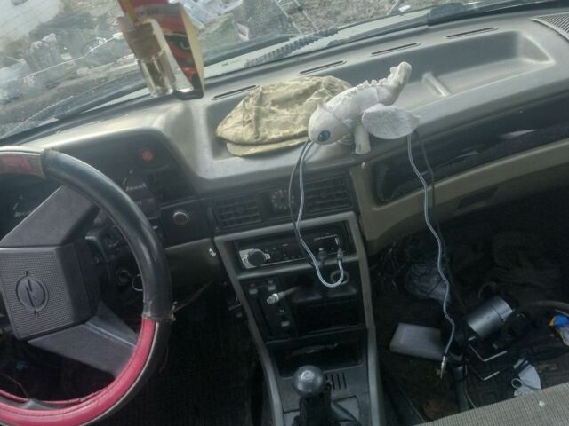 Белый Опель Кадет, объемом двигателя 1.3 л и пробегом 1000 тыс. км за 592 $, фото 3 на Automoto.ua