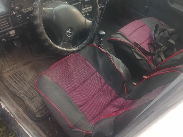 Белый Опель Кадет, объемом двигателя 1.6 л и пробегом 97 тыс. км за 600 $, фото 6 на Automoto.ua