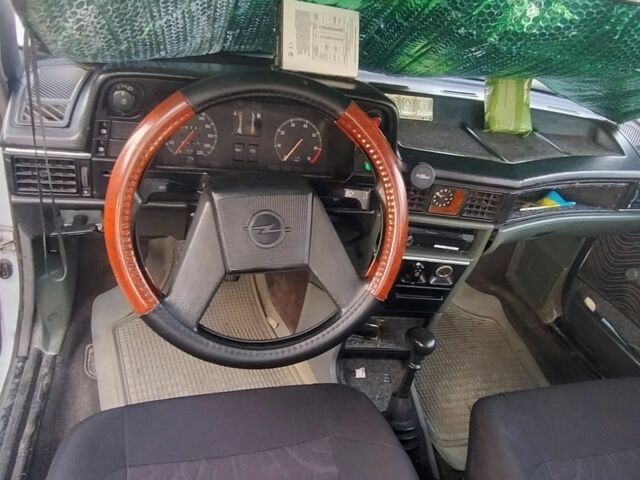 Білий Опель Кадет, об'ємом двигуна 1 л та пробігом 300 тис. км за 1300 $, фото 7 на Automoto.ua
