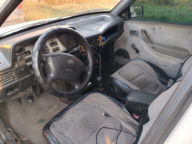 Белый Опель Кадет, объемом двигателя 1.4 л и пробегом 2 тыс. км за 826 $, фото 6 на Automoto.ua