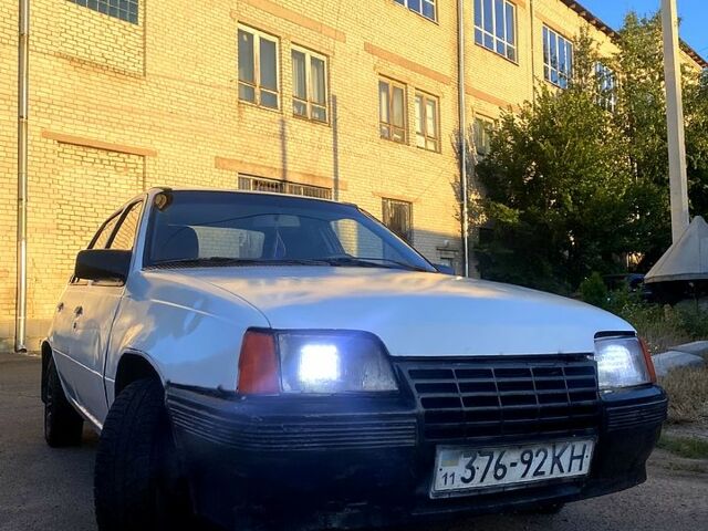 Белый Опель Кадет, объемом двигателя 1.6 л и пробегом 0 тыс. км за 520 $, фото 6 на Automoto.ua