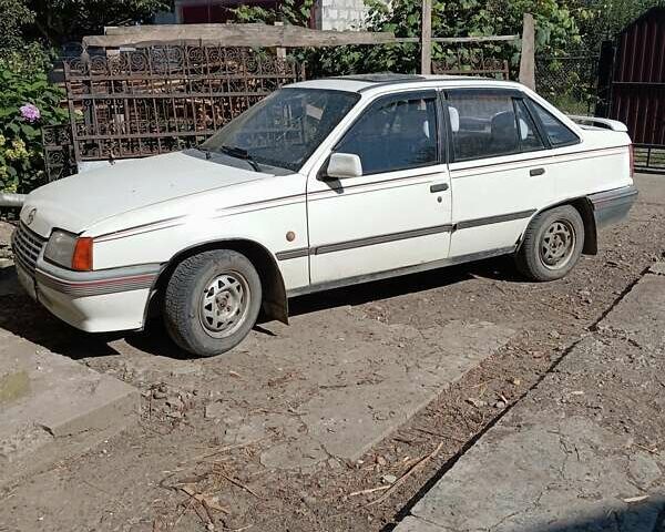 Белый Опель Кадет, объемом двигателя 1.3 л и пробегом 70 тыс. км за 700 $, фото 2 на Automoto.ua