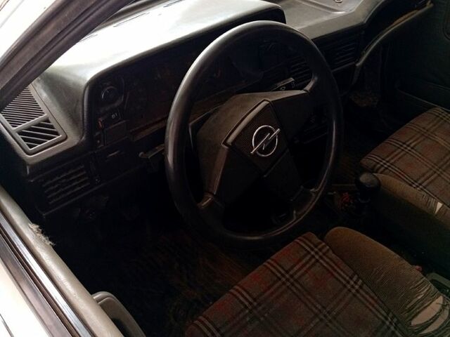 Белый Опель Кадет, объемом двигателя 1.8 л и пробегом 150 тыс. км за 850 $, фото 4 на Automoto.ua