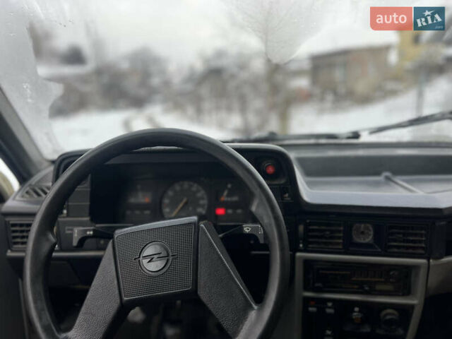 Белый Опель Кадет, объемом двигателя 1.6 л и пробегом 180 тыс. км за 650 $, фото 6 на Automoto.ua