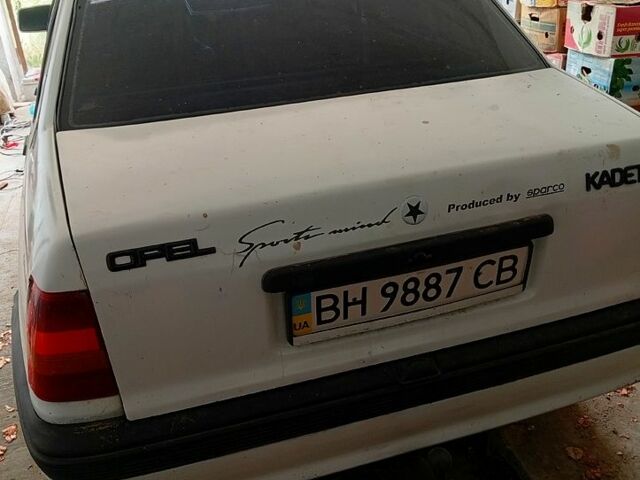 Белый Опель Кадет, объемом двигателя 1.8 л и пробегом 150 тыс. км за 850 $, фото 2 на Automoto.ua
