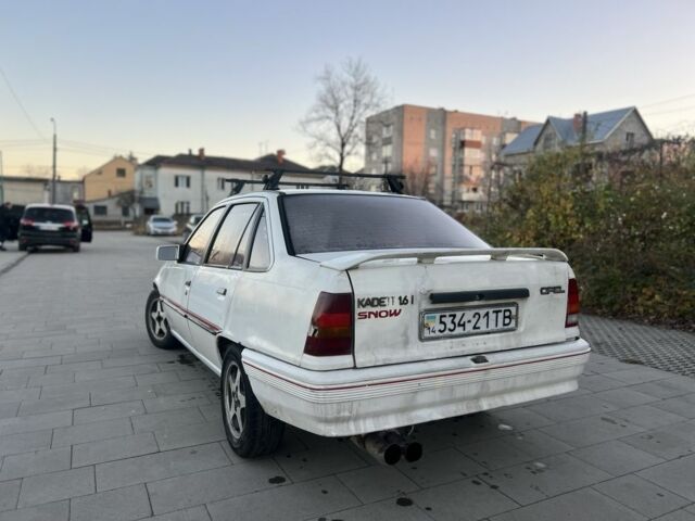 Белый Опель Кадет, объемом двигателя 1.6 л и пробегом 200 тыс. км за 599 $, фото 5 на Automoto.ua