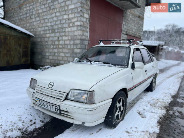 Белый Опель Кадет, объемом двигателя 1.6 л и пробегом 180 тыс. км за 650 $, фото 2 на Automoto.ua
