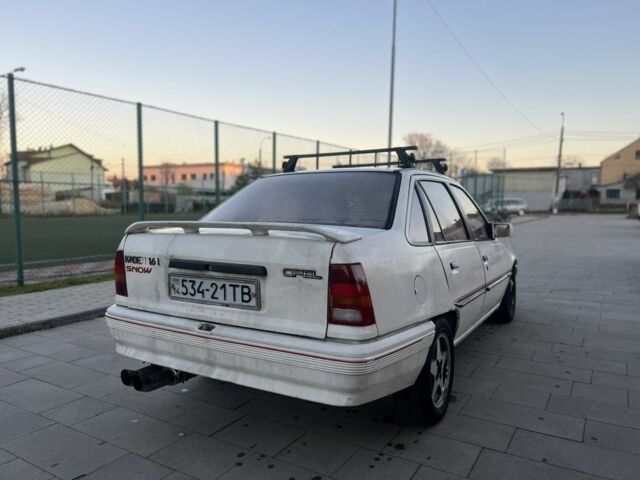 Белый Опель Кадет, объемом двигателя 1.6 л и пробегом 200 тыс. км за 599 $, фото 3 на Automoto.ua