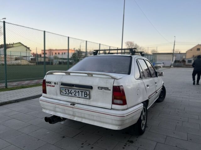Белый Опель Кадет, объемом двигателя 1.6 л и пробегом 200 тыс. км за 599 $, фото 4 на Automoto.ua
