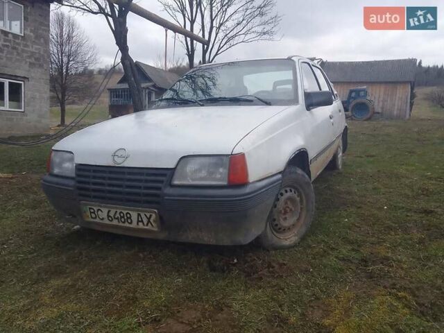 Белый Опель Кадет, объемом двигателя 1.3 л и пробегом 200 тыс. км за 550 $, фото 3 на Automoto.ua