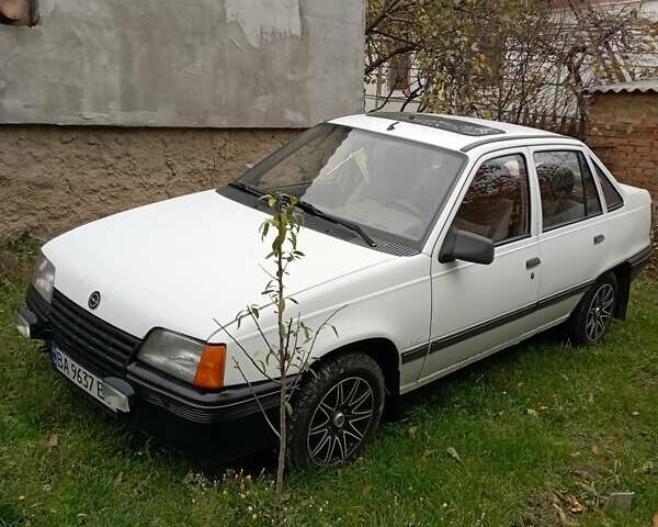 Белый Опель Кадет, объемом двигателя 1.3 л и пробегом 250 тыс. км за 1300 $, фото 1 на Automoto.ua