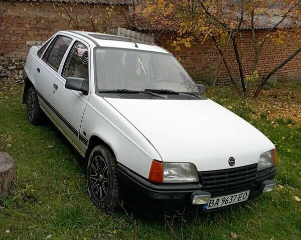 Белый Опель Кадет, объемом двигателя 1.3 л и пробегом 250 тыс. км за 1300 $, фото 2 на Automoto.ua