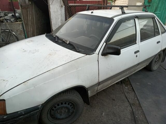 Белый Опель Кадет, объемом двигателя 0 л и пробегом 999 тыс. км за 500 $, фото 2 на Automoto.ua