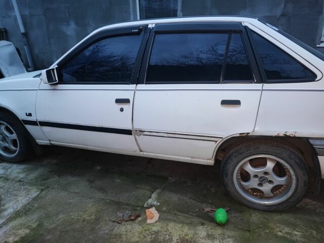 Белый Опель Кадет, объемом двигателя 2 л и пробегом 320 тыс. км за 357 $, фото 4 на Automoto.ua