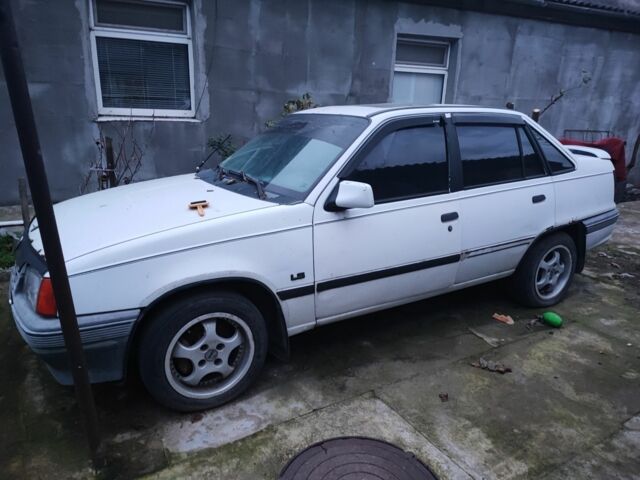 Белый Опель Кадет, объемом двигателя 2 л и пробегом 320 тыс. км за 357 $, фото 9 на Automoto.ua