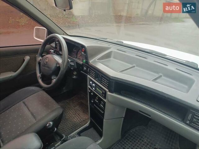 Білий Опель Кадет, об'ємом двигуна 1.6 л та пробігом 170 тис. км за 1500 $, фото 9 на Automoto.ua