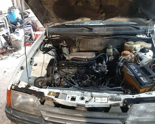 Белый Опель Кадет, объемом двигателя 1.7 л и пробегом 250 тыс. км за 1250 $, фото 2 на Automoto.ua